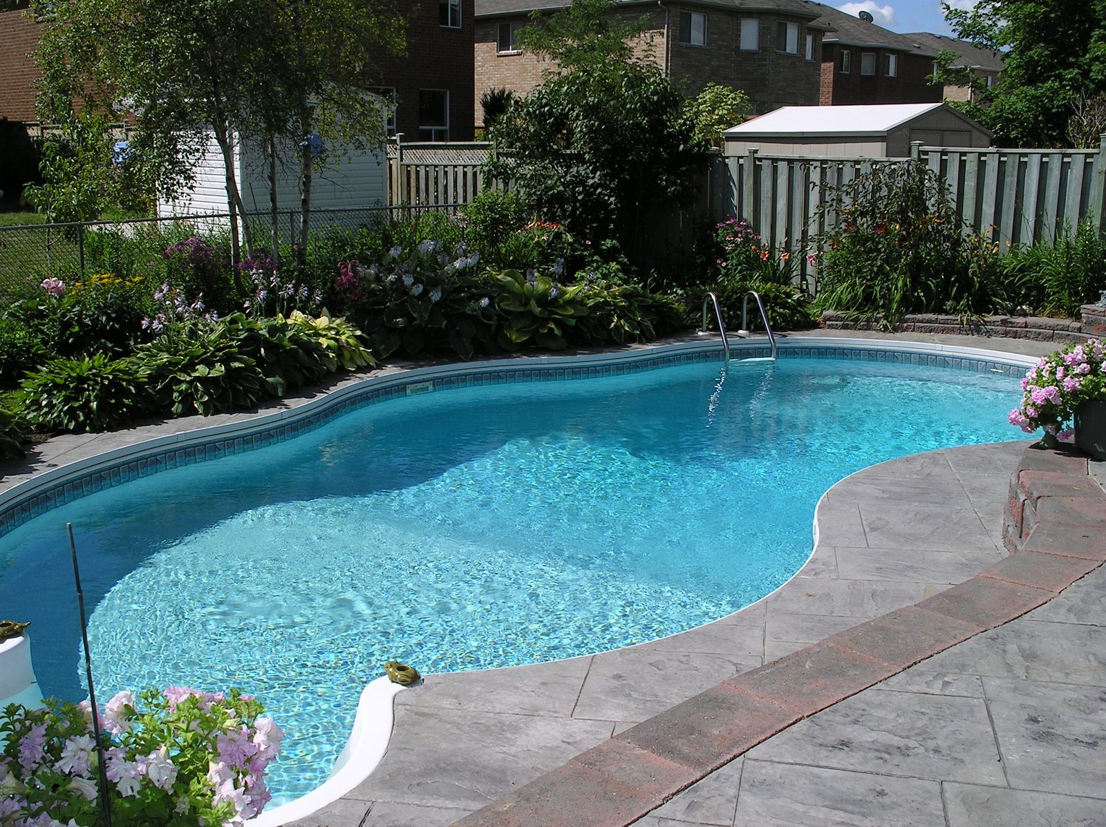 Piscina em quintal residencial