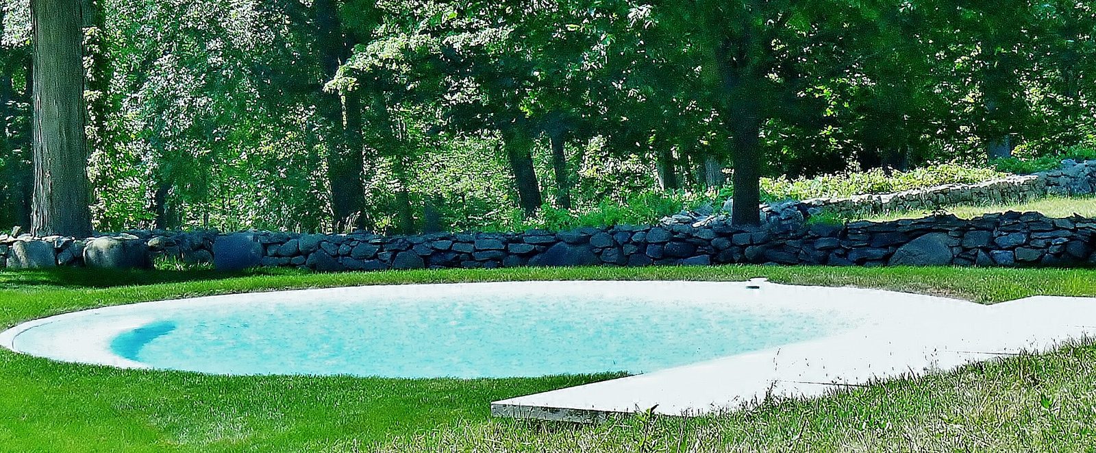 Piscina redonda no gramado