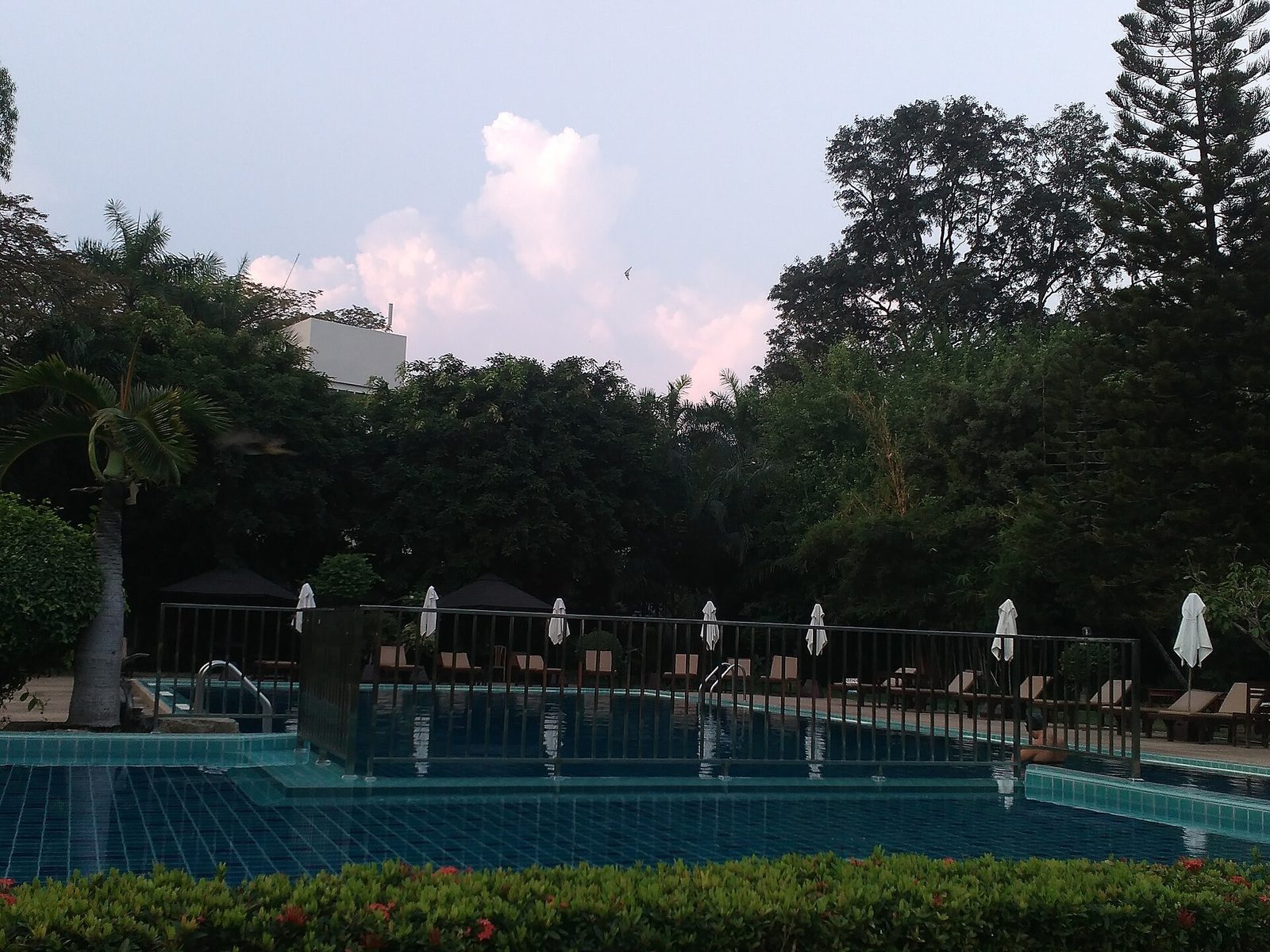 Piscina com area de lazer